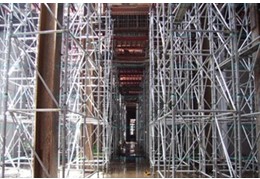 洶涌的人潮穿越時,地鐵腳手架早已功成身退